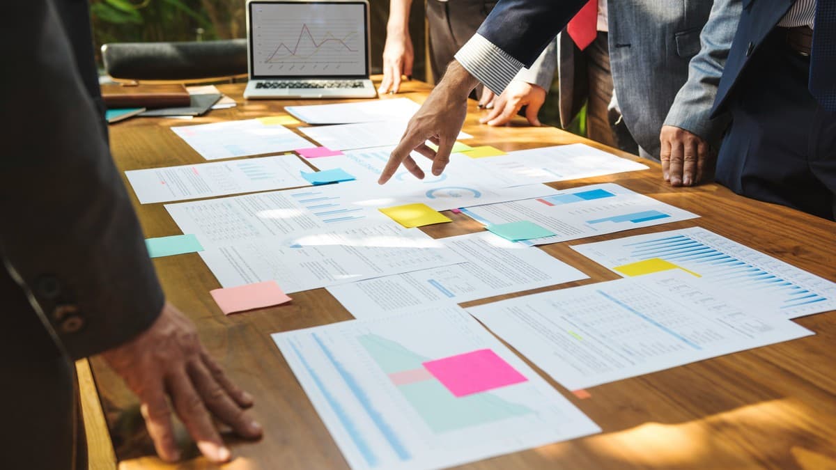 Manager executive in stretta di mano per accordo fractional management